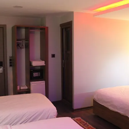Nur Bed & Breakfast 2*