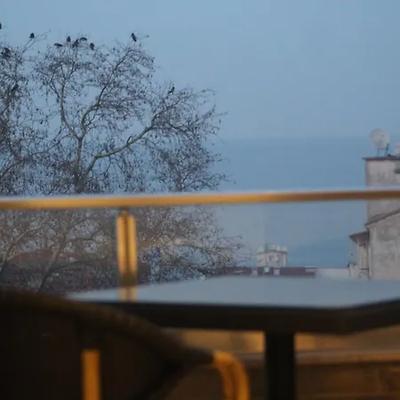 Oda ve Kahvaltı Nur